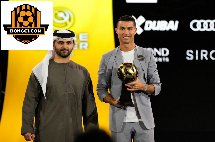 Ronaldo được vinh danh tại Quả bóng vàng Dubai (Ảnh: Getty).