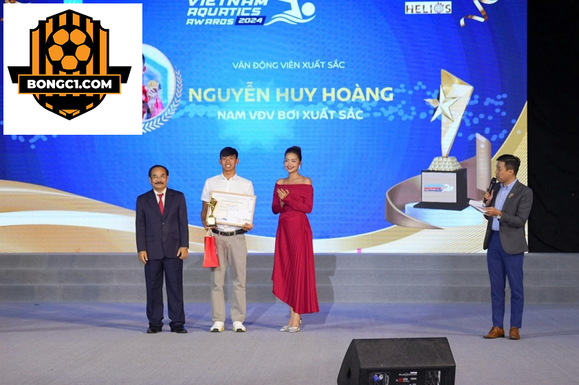 Nguyễn Huy Hoàng vinh dự nhận giải thưởng tại Gala Vietnam Aquatics Awards 2024. (Ảnh: VASA)