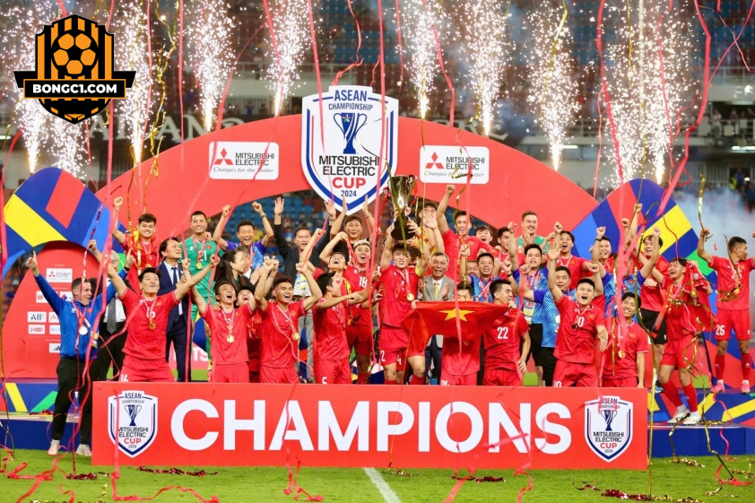 Thủ môn Nguyễn Filip hạnh phúc nâng Cúp vô địch AFF Cup 2024 cùng ĐT Việt Nam (Ảnh: VFF)