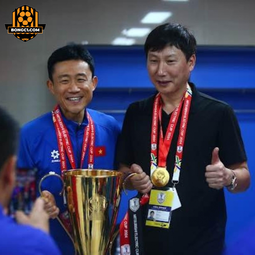 Trợ lý Choi Won Kwon cùng HLV Kim Sang Sik bên cúp vàng AFF Cup 2024 (Ảnh: FBNV)