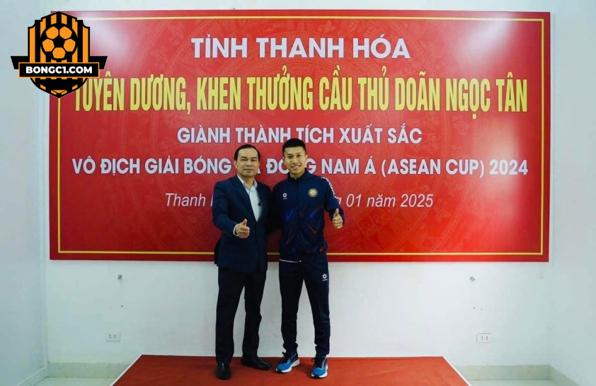 Doãn Ngọc Tân nhận phần thưởng từ tỉnh Thanh Hóa