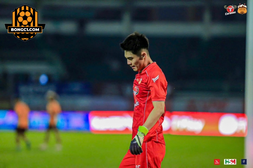 Trung Kiên hai lần cản phá thành công quả sút penalty của Bình Phước (Ảnh: HAGL)