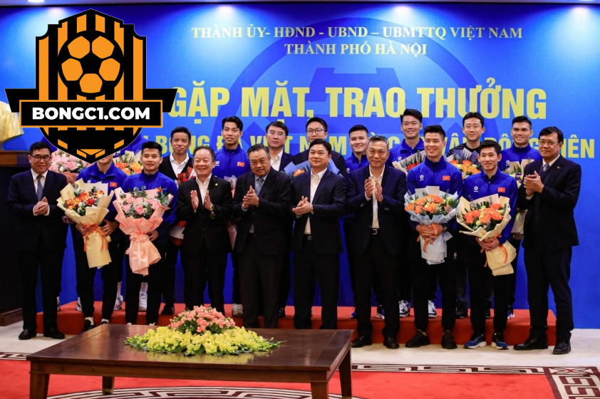 Bầu Hiển và thành phố Hà Nội tiếp tục thưởng cho các tuyển thủ ĐT Việt Nam. (Ảnh: CAHN)