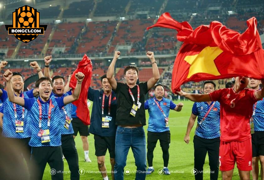 HLV Kim Sang Sik đã trở về Hàn Quốc nghỉ ngơi và thăm gia đình sau AFF Cup 2024 (Ảnh: VFF)