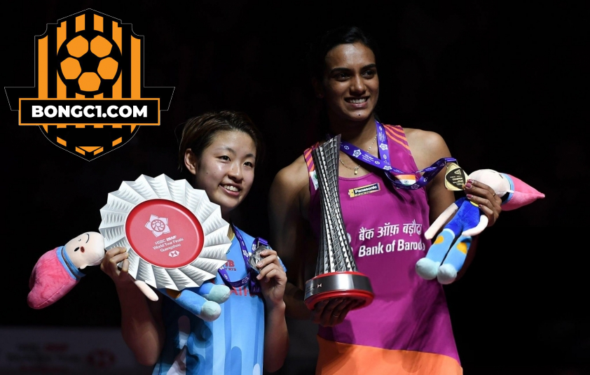 Pusarla Venkata Sindhu (phải) cùng chức vô địch World Tour Finals 2018 (Ảnh: Getty)