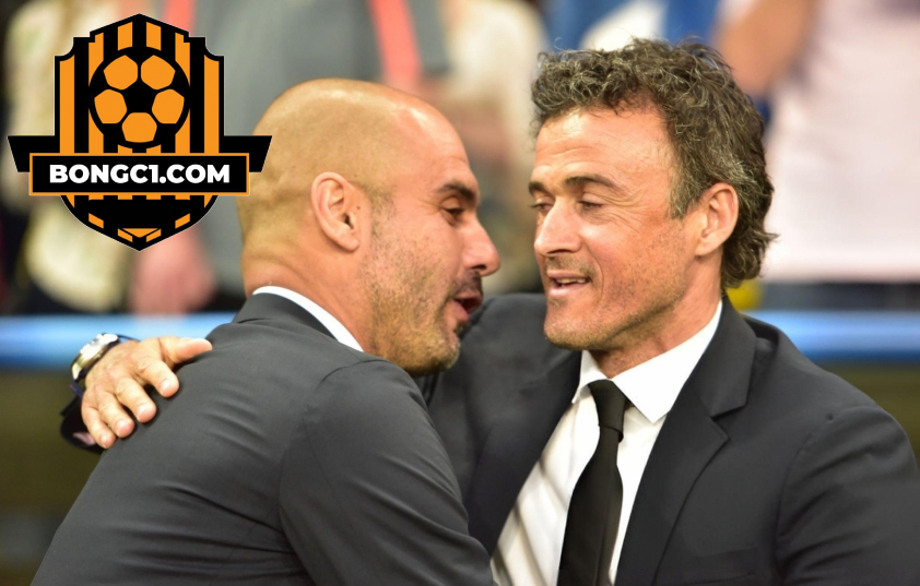 Pep Guardiola cố gắng tạo bầu không khí vui vẻ tới Luis Enrique. Ảnh: Getty