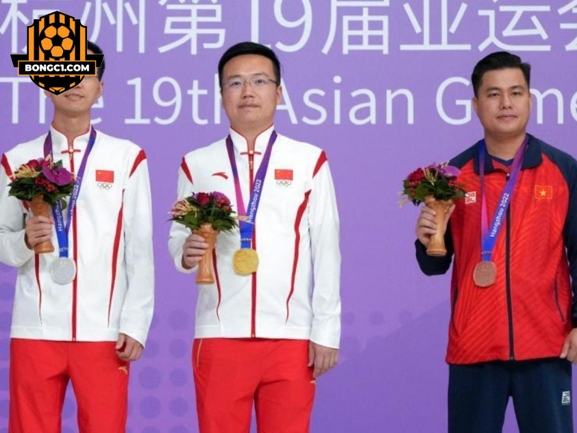 Hai kì thủ mang về HCV cho Trung Quốc ở ASIAD 19: Triệu Hâm Hâm (trái ngoài cùng) và Trịnh Duy Đồng (giữa) bị cấm thi đấu suốt đời