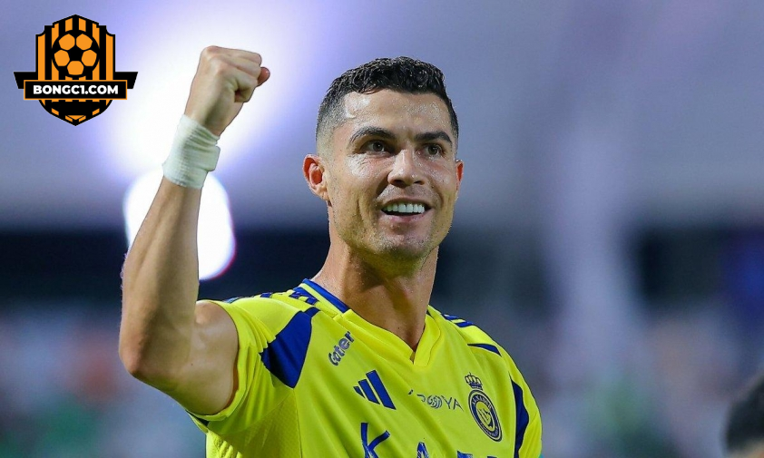 Ronaldo cam kết tương lai tại Al Nassr (Ảnh: Getty).