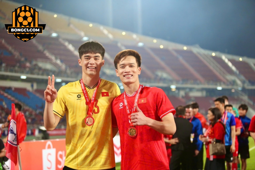 Trung Kiên ăn mừng chức vô địch AFF Cup cùng đàn anh Hoàng Đức