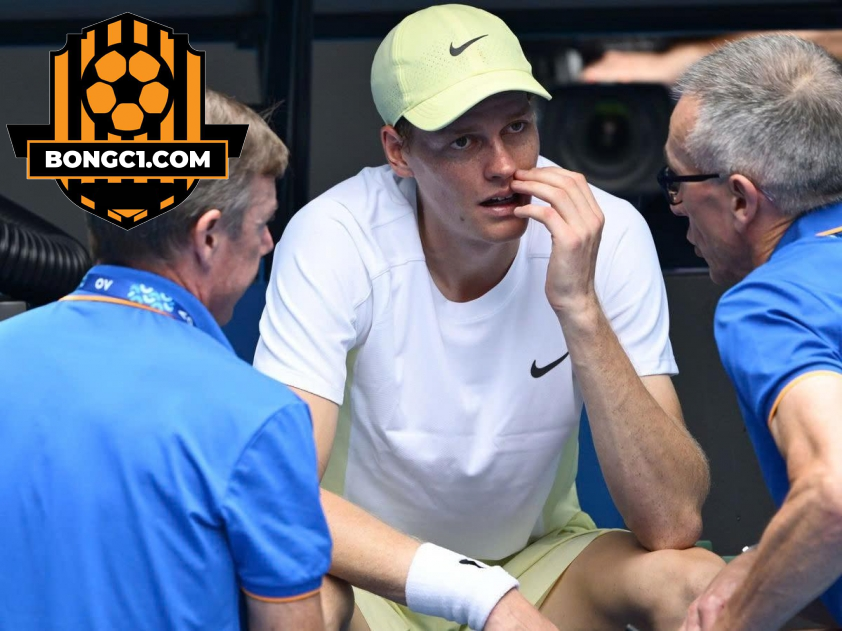 Jannik Sinner phải cần đến sự hỗ trợ của bộ phận y tế trong trận đấu vòng 4 Australian Open 2025 với Holger Rune